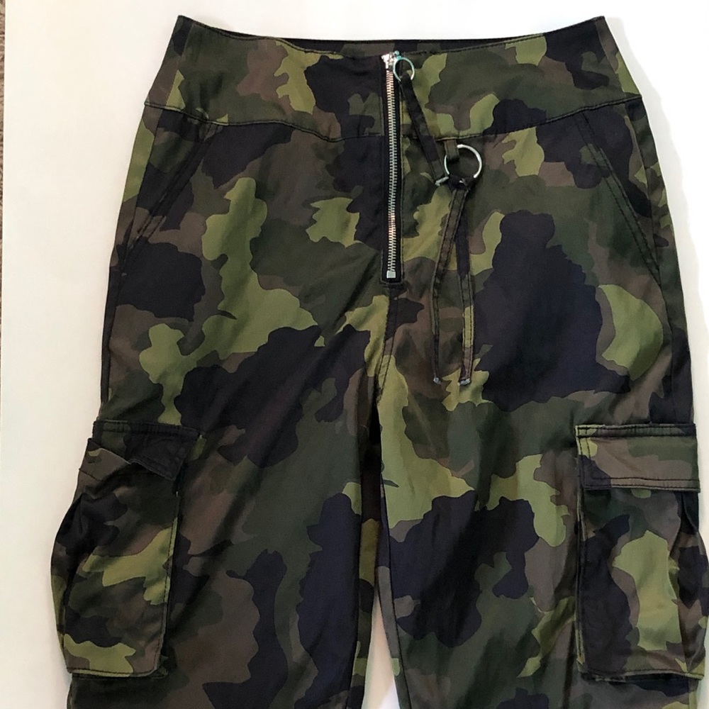 Camo Cropped Pants
